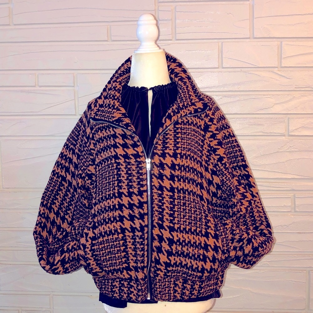 HYFVE brn/blk Bomber jacket w/pockets front lines. Can be worn semi or casual.